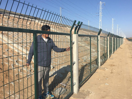 高速铁路桥下防护栅栏